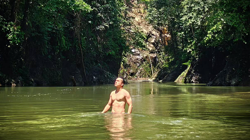 Nicholas Saputra di Sungai Tangkahan (Instagram)