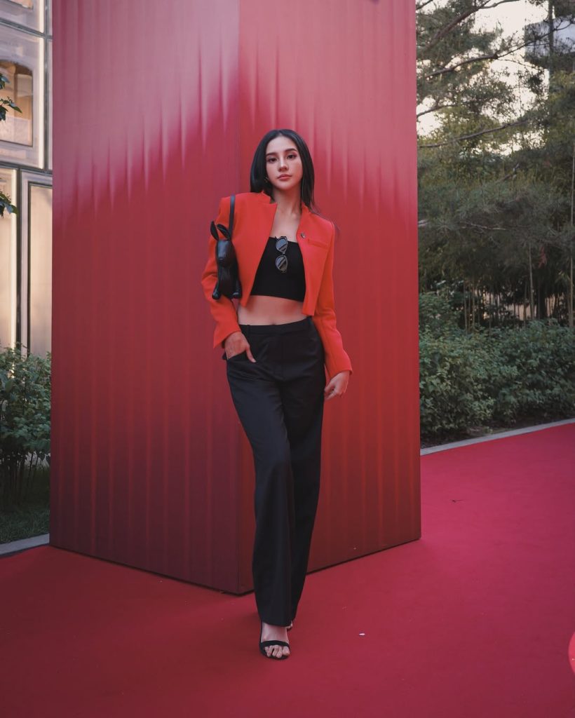 Anya Geraldine tampil percaya diri di Seoul dengan crop blazer merah dan celana hitam berpotongan lurus.