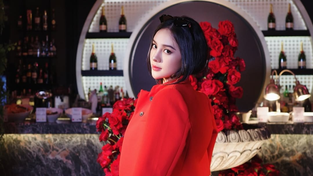 Anya Geraldine tampil percaya diri di Seoul dengan crop blazer merah dan celana hitam berpotongan lurus.