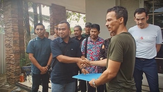 Atilla Syach bela Atalarik Syach (foto: Detik)