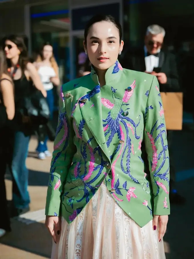 Chelsea Islan tampil dengan Kebaya Janggan warna hijau di Canness 2025 (Instagram)