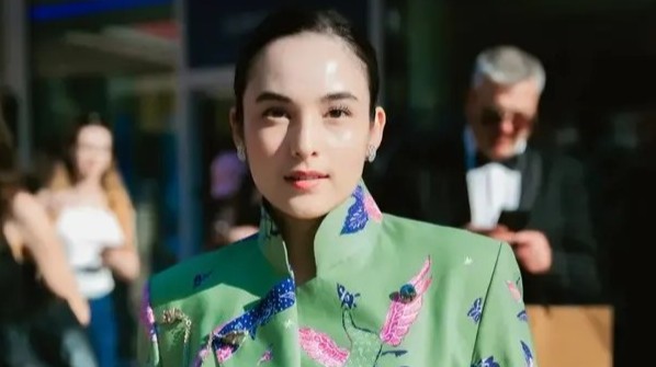 Chelsea Islan tampil dengan Kebaya Janggan warna hijau di Canness 2025 (Instagram)