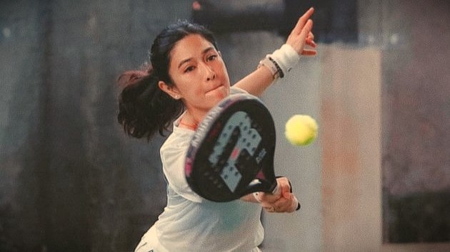 Gaya busana Dian Sastrowardoyo main padel (Instagram)