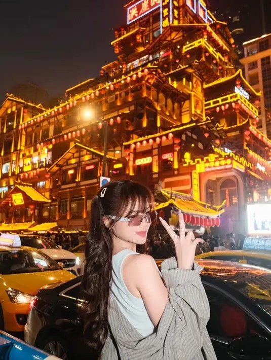 Fuji membuat outfit sederhana menjadi menarik lewat pilihan detail yang pas.