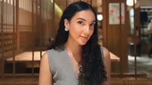 Ghina Raihanah menyelesaikan studi S1 Hukum dalam 3,5 tahun (program akselerasi) dengan predikat magna cumlaude