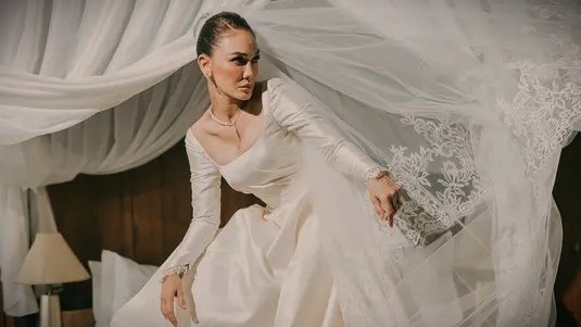 Luna Maya seperti dalam cover majalah internasional (Istimewa)