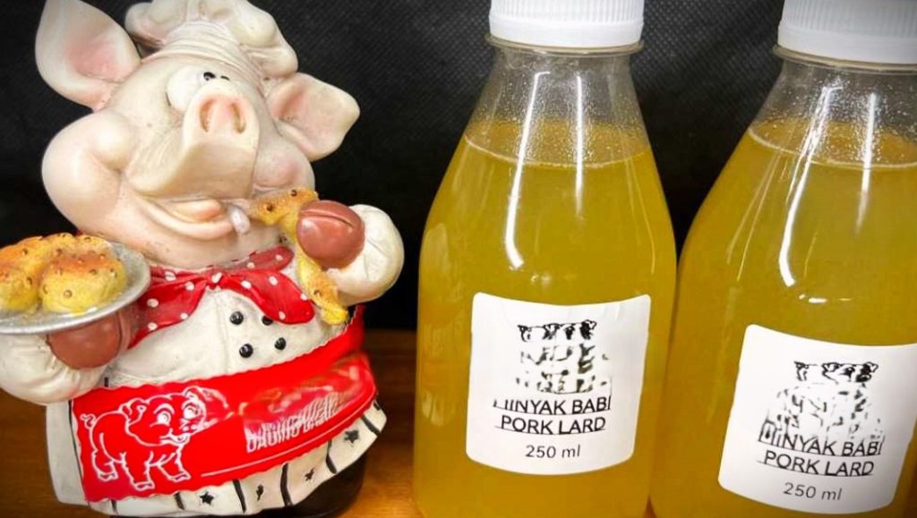 Minyak babi, atau dikenal sebagai lard, berasal dari 100% lemak babi yang diekstrak dari bagian perut, bokong, dan bahu babi.
