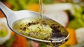 Minyak babi, atau dikenal sebagai lard, berasal dari 100% lemak babi yang diekstrak dari bagian perut, bokong, dan bahu babi.