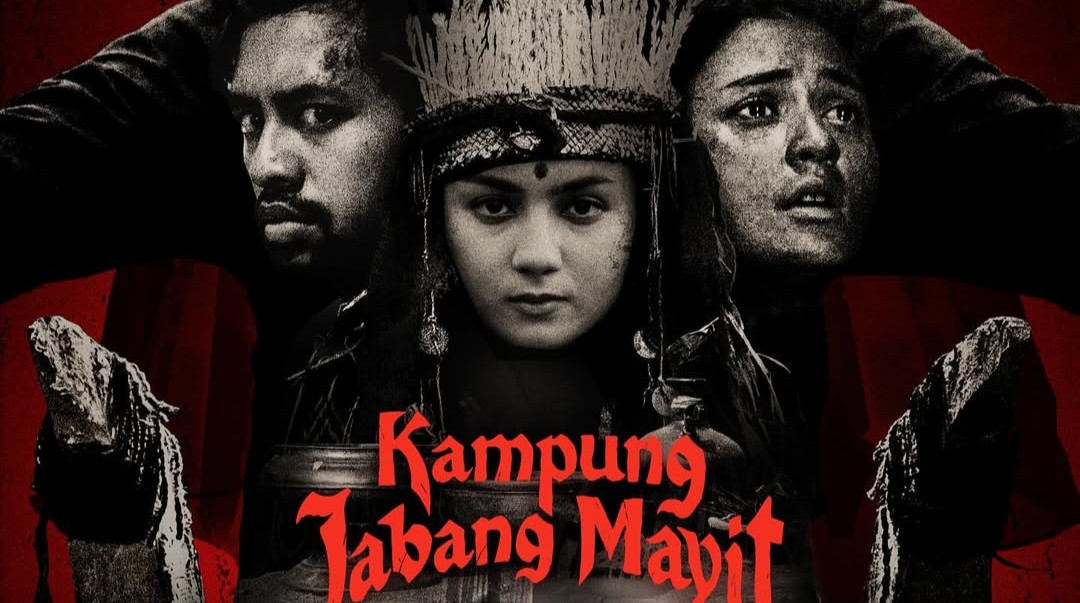Film 'Kampung Jabang Mayit' mengisahkan kehidupan di sebuah desa bernama Rangkapusna, yang dikenal sebagai desa angker dengan praktik aborsi ilegal yang menyeramkan.