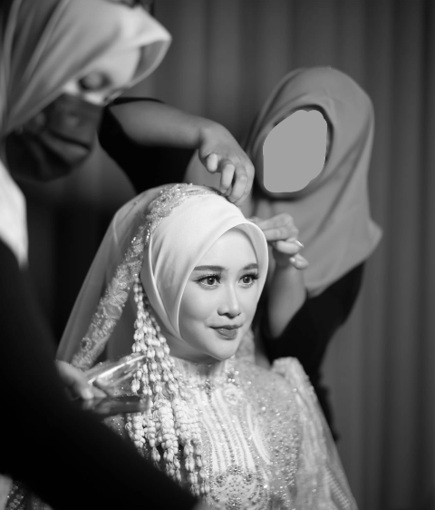Khansa Mariska sedang dirias sebelum akad nikah, tampil memukau dalam busana berhias mutiara.