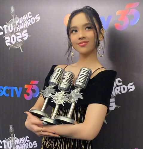 Salah satu sorotan utama malam itu adalah kemenangan gemilang Lyodra Ginting, yang berhasil membawa pulang tiga piala sekaligus.
