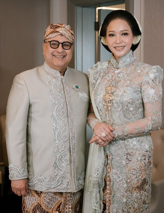 Pada momen akad nikah Al Ghazali dan Alyssa Daguise yang berlangsung dua hari setelah siraman, Maia kembali tampil glamor dengan cincin berlian dari Tiffany & Co. yang harganya mencapai Rp4,4 miliar.