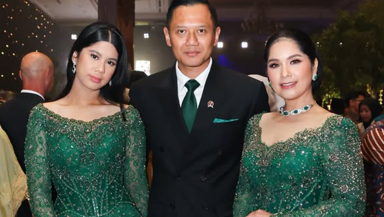 Annisa Pohan mengenakan kebaya hijau emerald