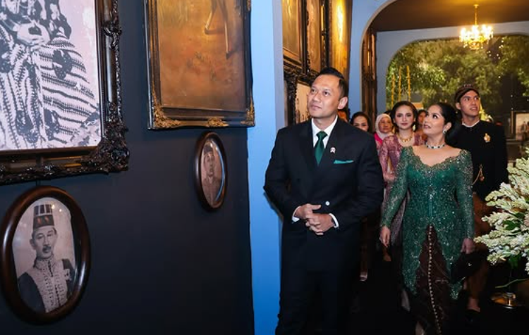 Perpaduan antara hijau emerald dan cokelat tanah ini terasa harmonis dan menunjukkan selera fashion yang tinggi, elegan namun tetap menghargai tradisi.