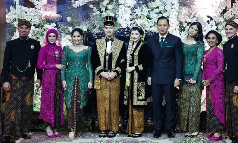 Dalam beberapa potret yang diunggahnya di media sosial, Annisa Pohan mengenakan kebaya panjang berwarna hijau emerald dengan aksen payet penuh dan detail bordir yang halus.