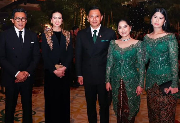 Beberapa menteri dan kepala daerah disebut hadir, seperti Menteri Pariwisata Widi Wardhana