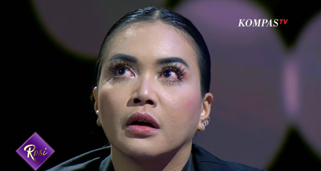 Di tengah perjuangan itu, Denada pernah sampai pada titik yang begitu rapuh. Saat Aisha harus transfusi lagi dan lagi, ia menelepon ibunya, mendiang Emilia Contessa sambil menangis.