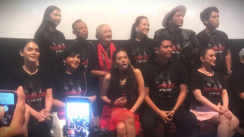 Gema teriakan, helaan napas tertahan, dan tepuk tangan meriah mewarnai ruang bioskop saat gala premiere. Para penonton tampak larut dalam alur cerita yang menegangkan