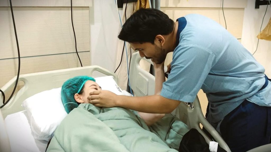 Momen emosional ini memperlihatkan Thariq yang membelai wajah Aaliyah dengan lembut. 