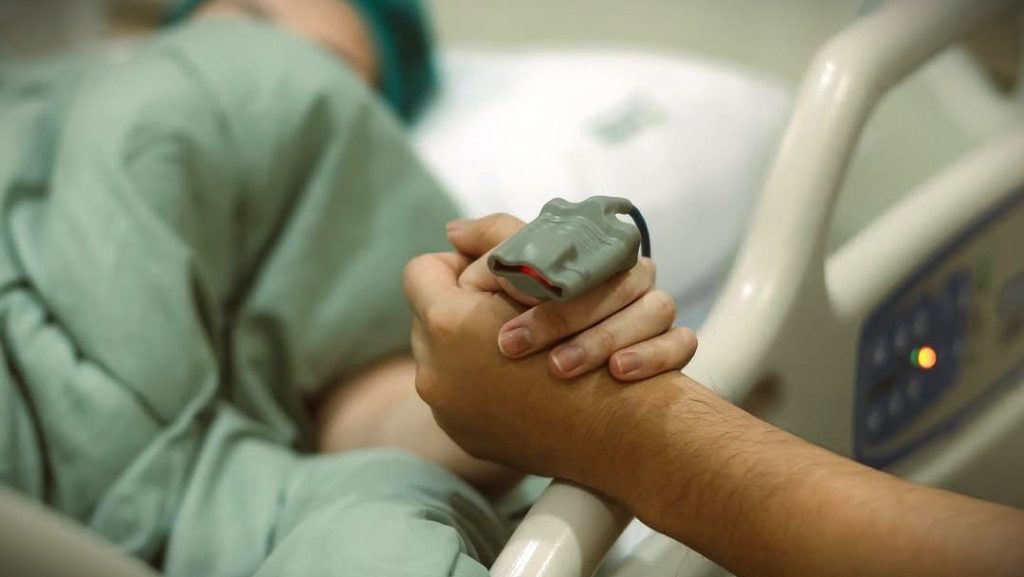 Satu genggaman tangan memiliki arti sejuta makna. Dalam gambar ini, Thariq menggenggam tangan Aaliyah yang tengah berjuang di ruang persalinan.