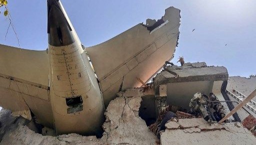 Pesawat Boeing 787-8 Dreamliner tersebut jatuh setelah mengalami gangguan hanya 30 detik setelah lepas landas.