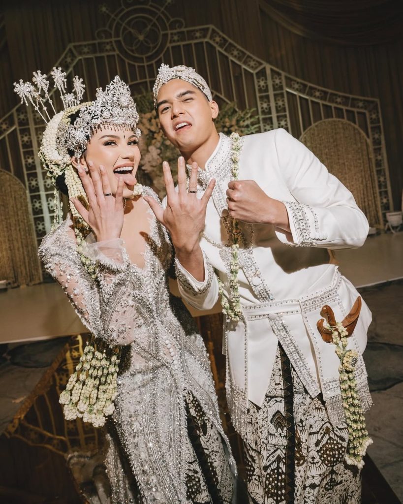 Acara akad nikah hanya dihadiri oleh keluarga inti dan sahabat dekat, dengan jumlah tamu yang terbatas sekitar 100 orang.