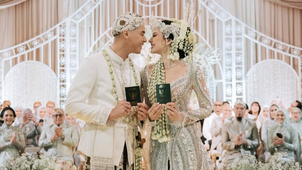 Pesona busana pengantin Sunda ALyssa Daguise dan Al Ghazali