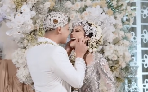 Acara 'ngunduh mantu' Al Ghazali dan Alyssa Daguise mengusung tema Javanese Royal Wedding, yang dirancang langsung oleh sang ayah, Ahmad Dhani.