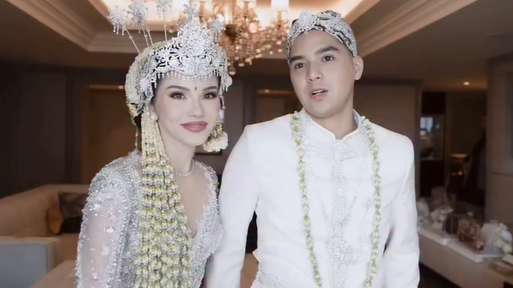 Alyssa tampil memukau dalam balutan kebaya silver penuh payet, rancangan desainer ternama Tex Saverio.
