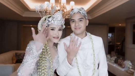 Al Ghazali tampil tak kalah memesona dalam beskap berwarna putih gading yang dipadukan dengan kain batik khas Sunda bermotif geometris klasik.