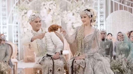 Mengusung adat Sunda dalam pernikahan, merupakan cara keluarga sebagai bentuk penghormatan terhadap leluhur.