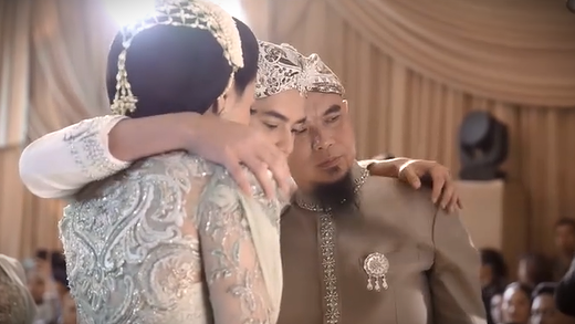 Momen pernikahan ini juga menjadi ajang pertemuan hangat antara Ahmad Dhani dan Maia Estianty, orang tua Al Ghazali.