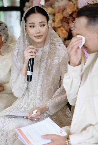 Alyssa menyampaikan doa sambil sang ayah menangis di acara pengajian