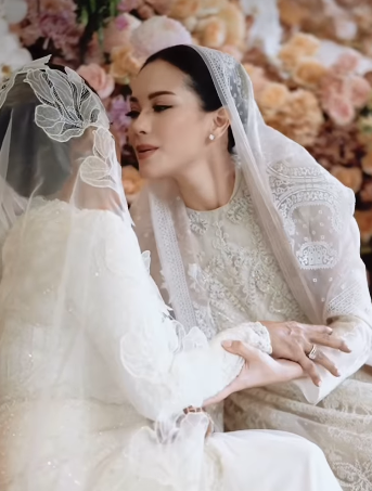 Alyssa Daguise mencium tangan ibunya dalam suasana haru penuh cinta.