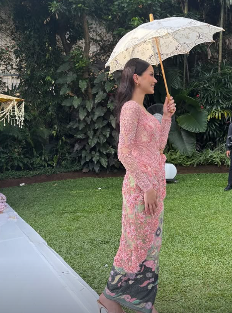 Kebaya ini menonjolkan bentuk tubuh Alyssa secara elegan tanpa berlebihan, menciptakan siluet yang anggun dan klasik.