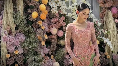 Alyssa Daguise tampil anggun dengan kebaya saat siraman