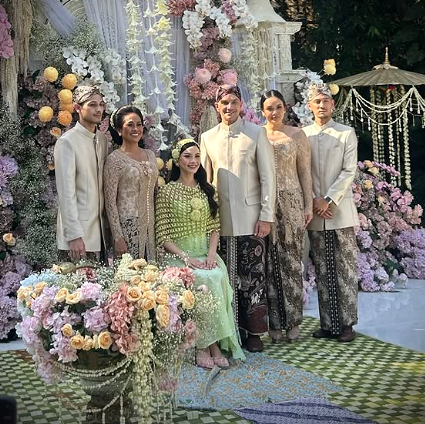 Dalam prosesi siraman, Alyssa memilih tatanan rambut tergerai, dihiasi dengan headpiece dari roncean melati, menciptakan tampilan yang elegan dan khas.