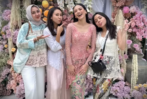 Tak hanya Alyssa, para sahabat yang hadir pun tampil memesona dalam balutan kebaya modern dengan pilihan warna pastel yang serasi.