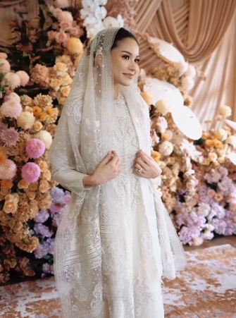 Suasana pengajian Alyssa Daguise dengan dekorasi bunga warna peach dan krem.