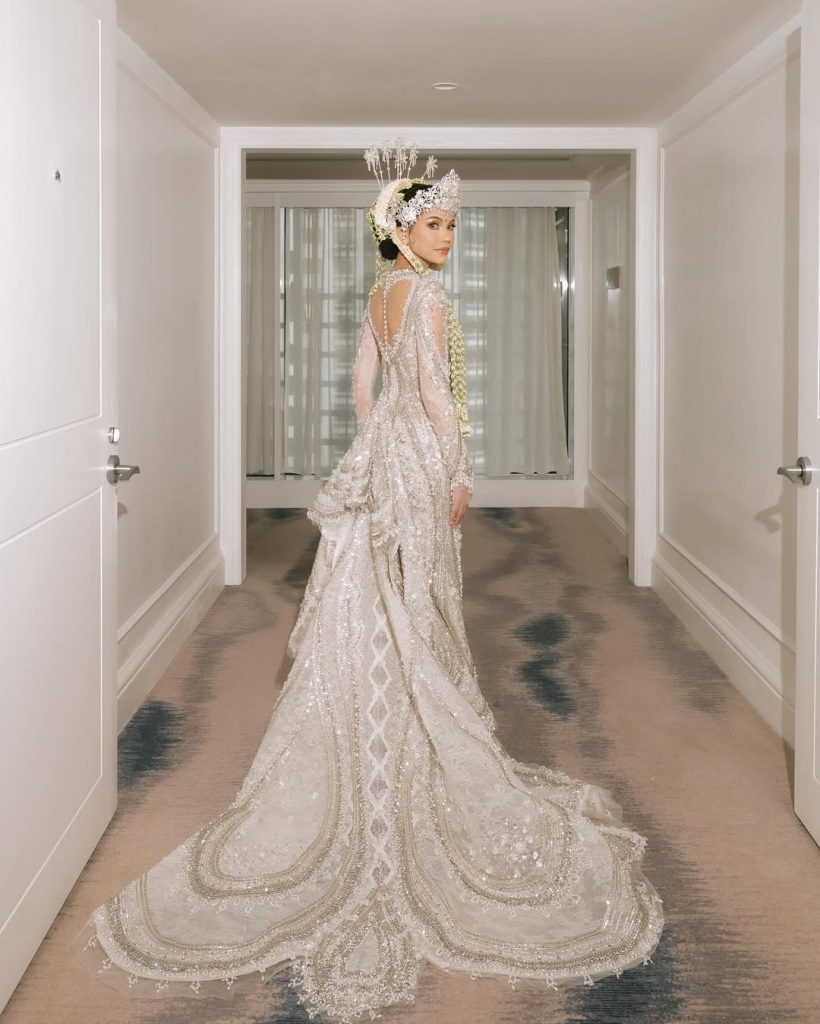 Dalam balutan gaun berwarna perak yang mewah dan detail bordir rumit dari Tex Saverio, Alyssa Daguise tampil memesona dari segala sudut.