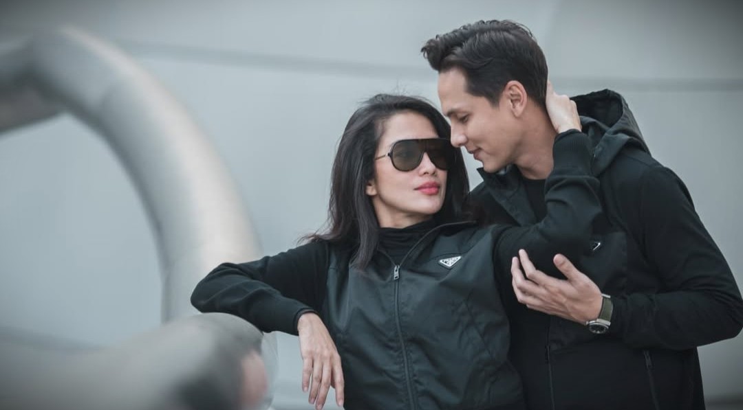 Enam artis tampan yang menikahi janda dan tetap menjalani kehidupan rumah tangga yang bahagia.