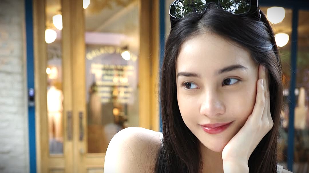 Anya Geraldine tampil effortless chic mengenakan set outfit putih