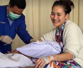 Pada hari kedua perawatan, Ayu sudah mulai menunjukkan tanda-tanda pemulihan. Ia telah menjalani pengambilan sampel darah untuk pemeriksaan lanjutan dan bahkan sempat tersenyum saat berfoto