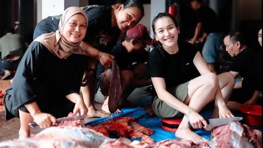 Ayu Ting Ting dan keluarga berkurban (Instagram/ayutingting92)