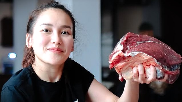 Ayu Ting Ting dan keluarga berkurban (Instagram/ayutingting92)