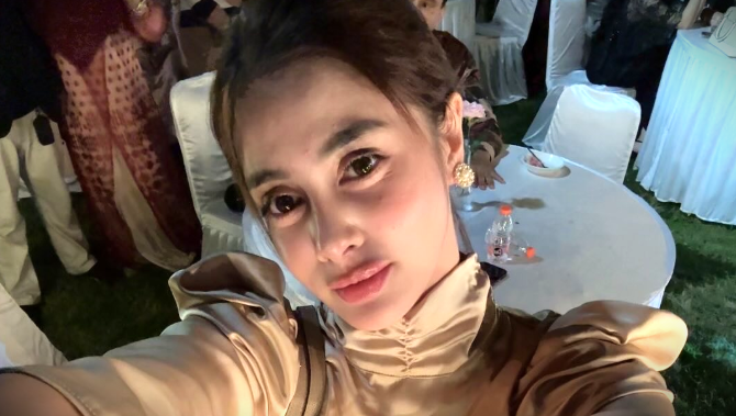Biby mengakui bahwa ia telah melepas hijab sejak tiga bulan lalu, namun baru berani tampil di publik berkat dukungan dari suaminya.