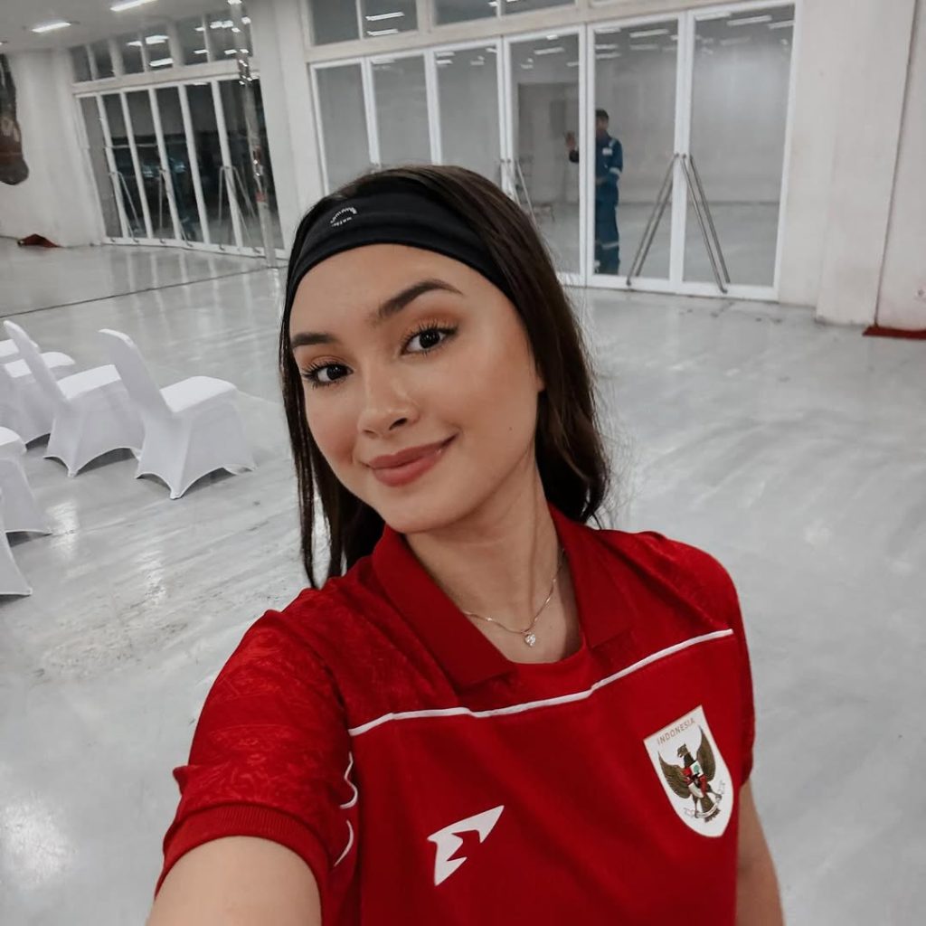 Caitlin Halderman dengan jersey timnas Indonesia (Instagram/caitlinhalderman)