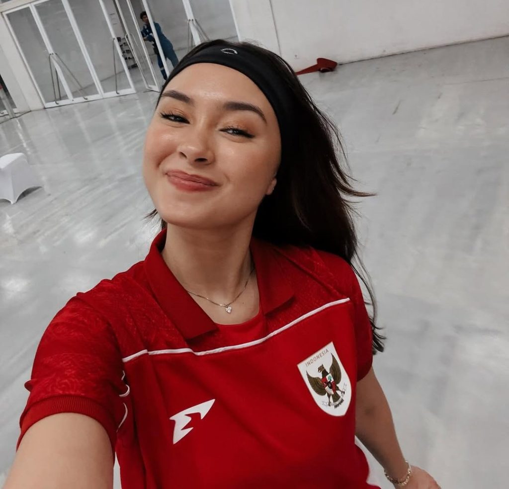 Caitlin Halderman dengan jersey timnas Indonesia (Instagram/caitlinhalderman)