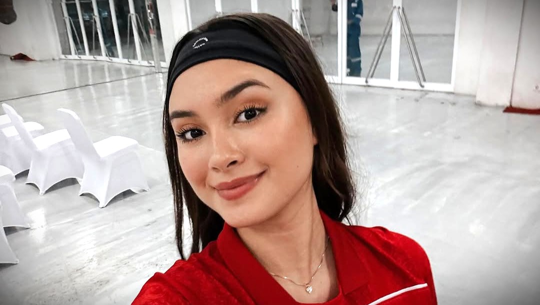 Caitlin Halderman dengan jersey timnas Indonesia (Instagram/caitlinhalderman)