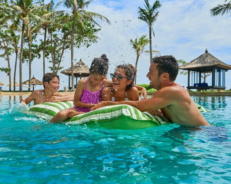 Salah satu daya tarik utama Conrad Bali adalah kolam renang luas yang dirancang untuk kenyamanan tamu.